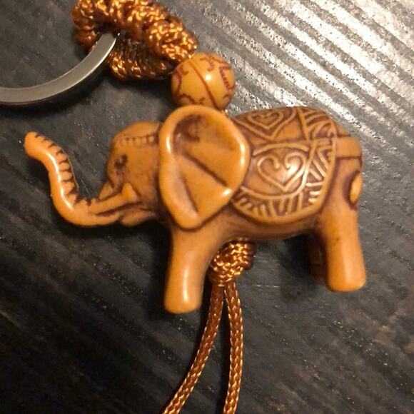 Light Lucky Elephant Key Chain - Picture 2 of 3